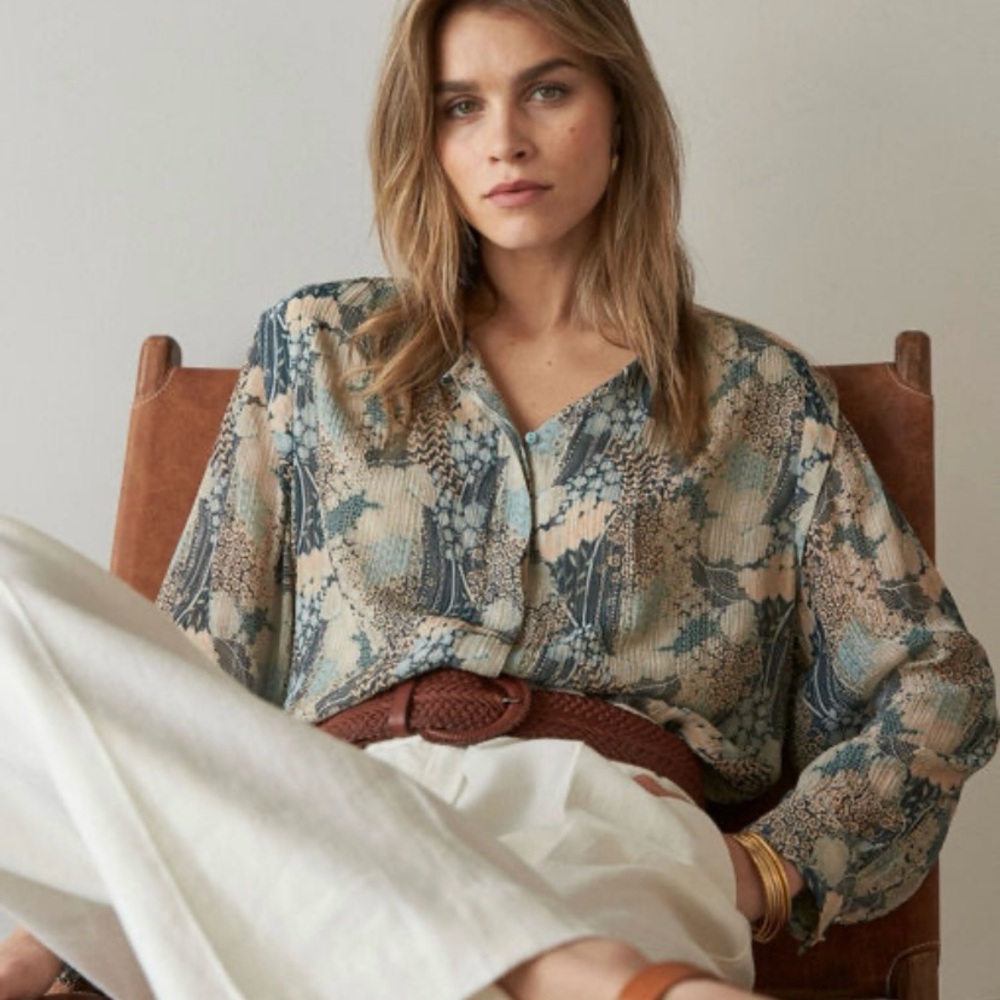 Chic Patterned Blouse in Blue and Beige